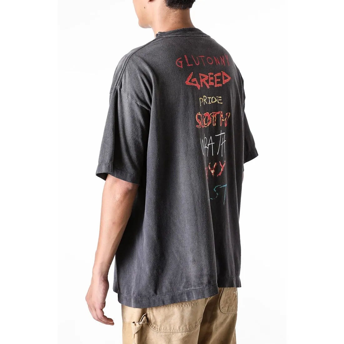 SAINT Mxxxxxx SEVEN DEADLY SS TEE/BLK Phantom SAINT Seven Deadly Sins Printed TEE Washed Black S-XL Look for cylindrical fabrics with no side seams. Don’t buy open width fabrics anymore. It’s boring. Assute garments are dyed. The whole piece is sprayed with Ma Liu. Then spray the heavy parts to fade. The collar and cuffs are frayed. Many hangings are frayed. Accessories are complete. Customized original consistent main mark/wash mark/little angel anti-counterfeiting mark.